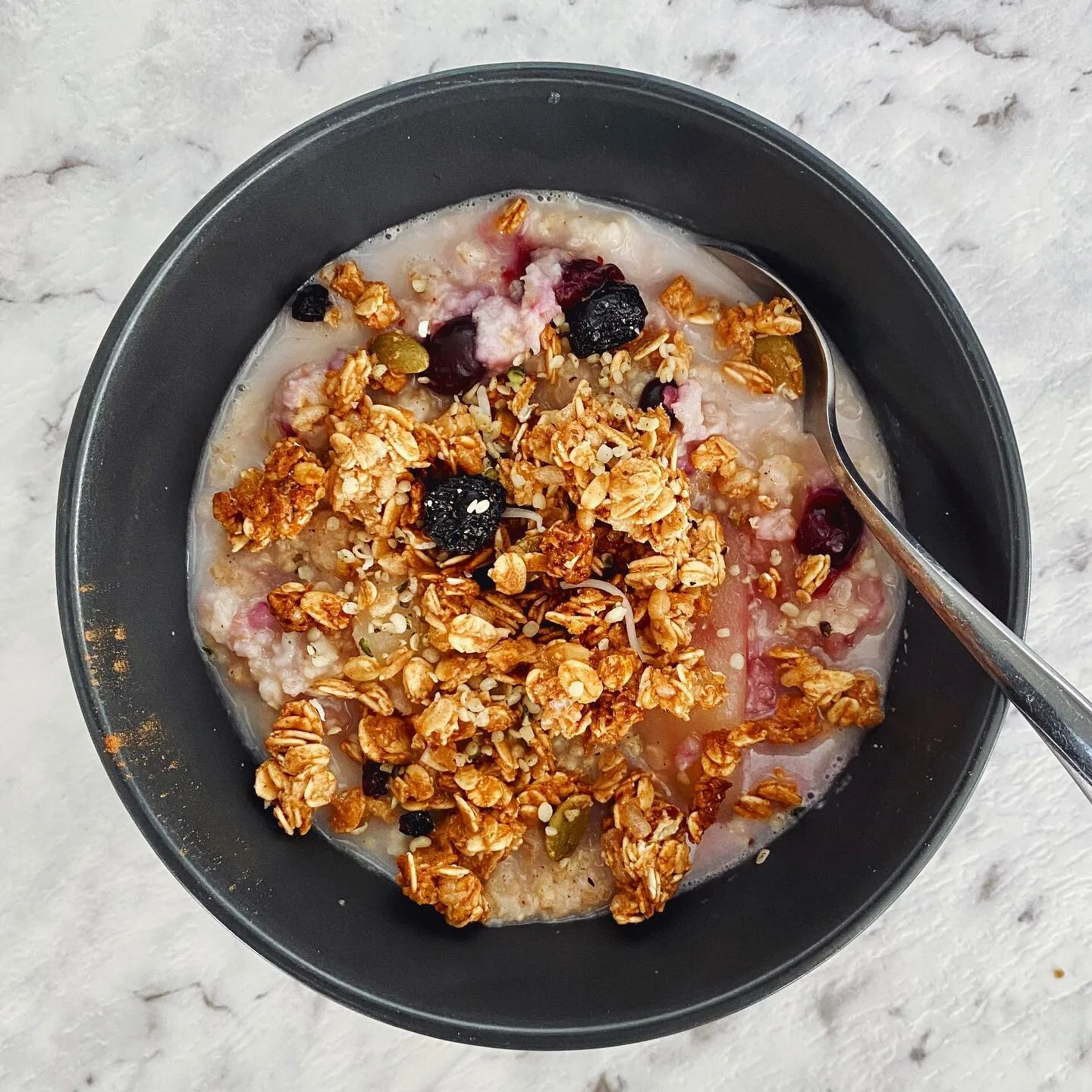 Morning bowl of oats 🥣 with pear 🍐 blueberries 🫐 topped with @carmanskitchen granola 👌🏼😍 #vegetarianeats #hellomonday #vegetarian #breakfast #oats #blueberries #pear #yum #vegan #hempseeds #veganeats #instapic #fresh #foodie #homemade #goodeats #igfood #foodbloggers #nomnom
#instayum