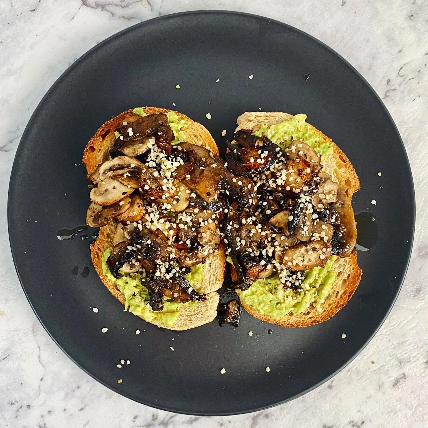 Starting the day right with avocado 🥑 toast for breakfast 🙏🏼 topped with sautéed mushrooms, chilli  oil🌶, hemp seeds, lime juice, salt &amp; pepper 😋 #vegetarianeats #thursday #breakfast #breakfastideas #sydneyeats #avocadotoast #mushrooms #halt #hempseeds #vegan #toast #yummy #instapic #fresh #foodie #homemade #goodeats #igfood #foodbloggers #nomnom #instadaily  #foodblog #hungry #eats #cleaneating  #foodpics #homecooking #foodlove