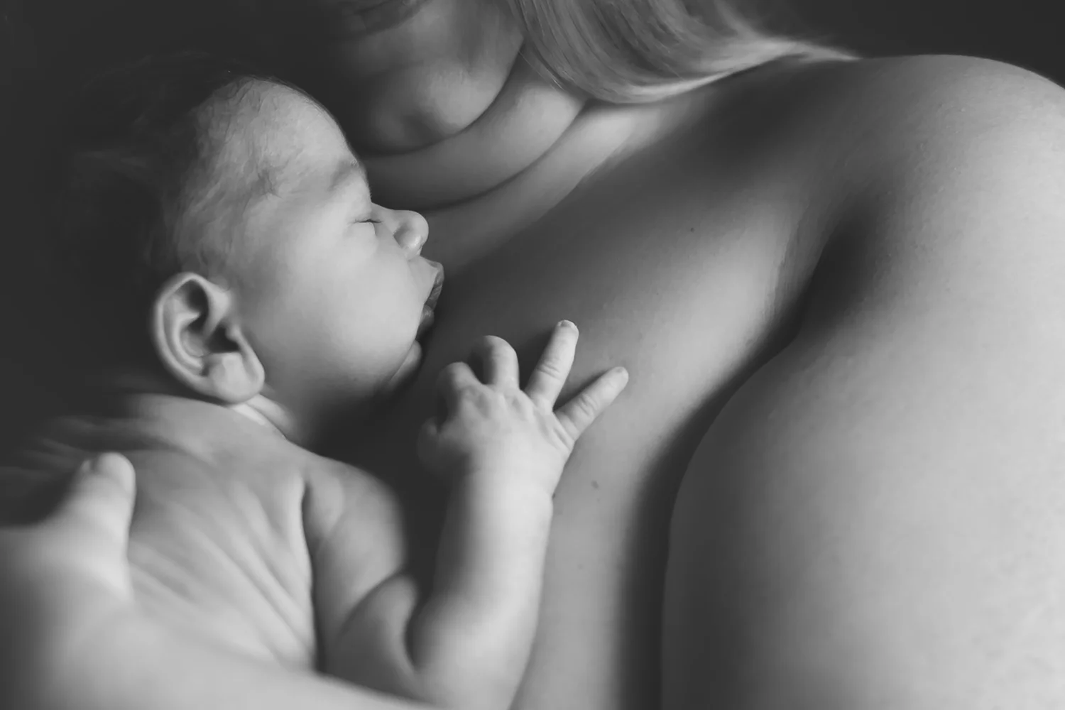 skin_to_skin_newborn_bw.jpg