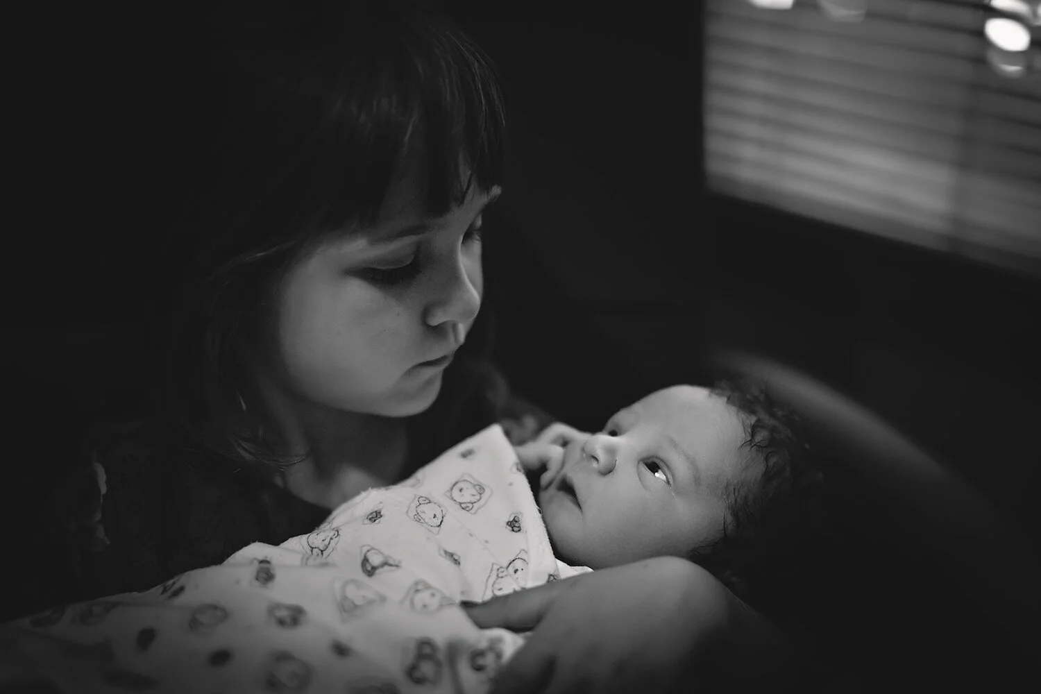 newborn_big_sisiter_bw.jpg