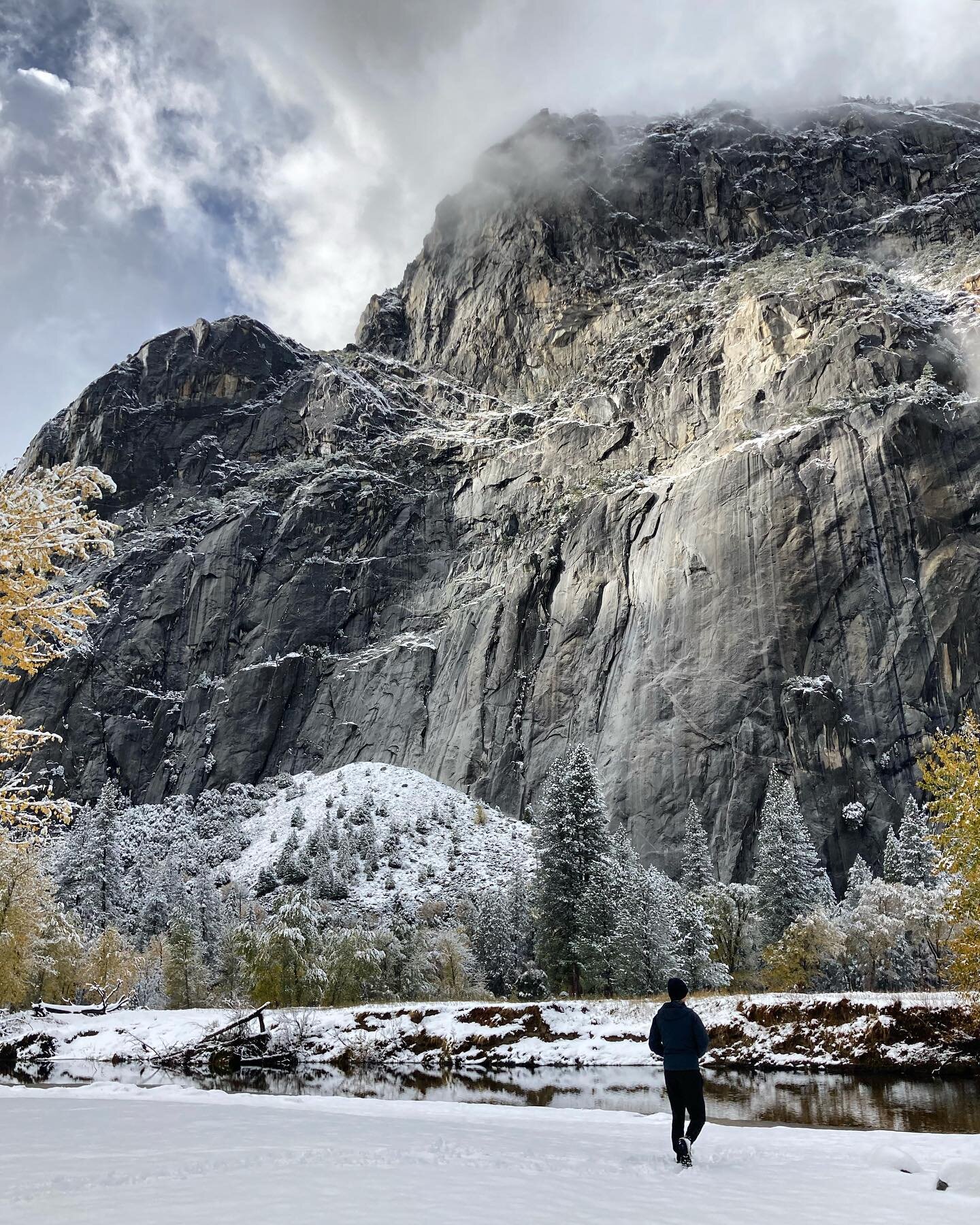still can&rsquo;t believe that we saw the seasons shift literally overnight in this wonderful place just over a week ago...
.
#letitsnow #yosemitevalley #america #happybirthdaytome #lifemovesprettyfast