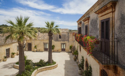 Inmitten von Johannisbrotbäumen und hundertjährigen Olivenbäumen liegt das Country Resort „Borgo del Carato“, wo sich auf wunderbare Art und Weise ländliche Tradition und Moderne vereinen.