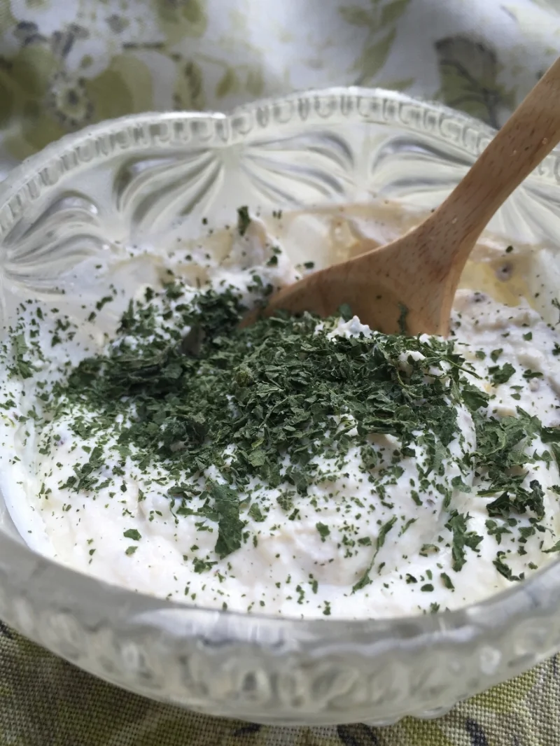 Ostemasse fra kefir. Kun tilsatt salt og økologisk krydder, bl. a. brennesle.
