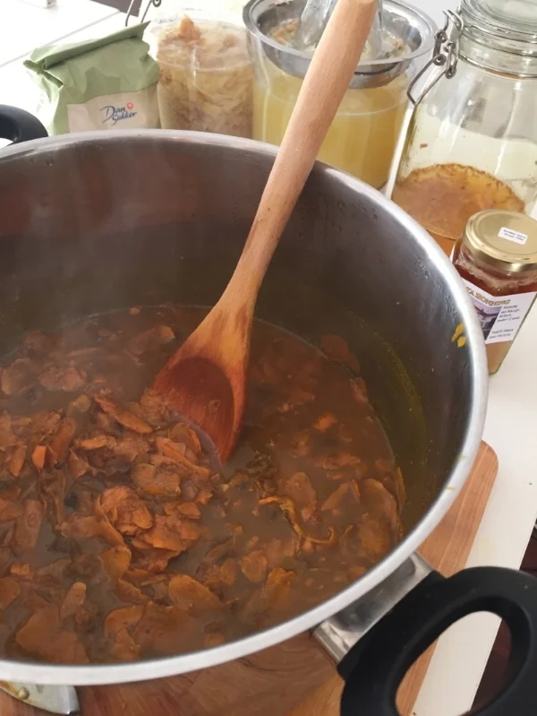 Gurkemeierøtter, tamarind og sukker står og småputrer på lav varme...