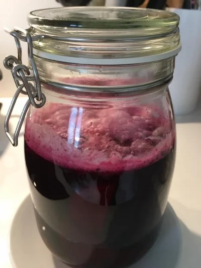 Rødbetkvass med skummende kahmgjær. Det er de små kullsyreboblene fra fermenteringen som gjør at det begynner å skumme.
