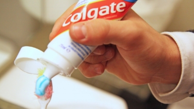 Colgate Total+ Whitening inneholder 0,3 prosent triklosan, som er den øverste tillatte grensen. FOTO: KARINA KAUPANG JØRGENSEN / NRK