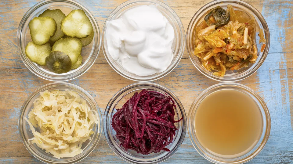 Forskjellig fermentert kost som er storartet for tarmhelsen: Fermenterte agurker, kokosmelk yoghurt, kimchi, surkål, rødbeter og eplesidereddik.