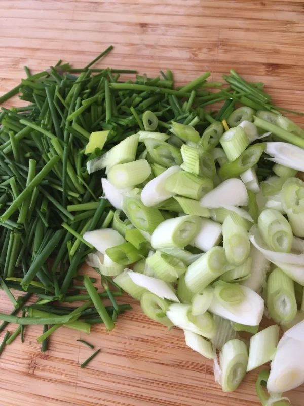 Kimchi, på gang! Gressløk og vårløk blir bra i grønnsakblandingen. 