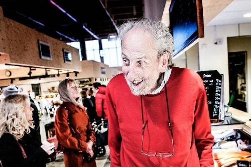 Karl Arfors, 80 år, i Östermalms saluhall. Den pensionerade forskaren utnyttjade en upptäckt som belönades med Nobelpriset 1998. Foto: Tomas Oneborg