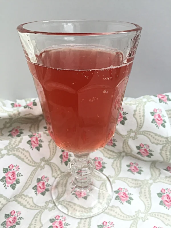Kombucha brygget på økologisk hibiskusblomst, løvetann og brennesle. Smaksatt med bringebær og ingefær.