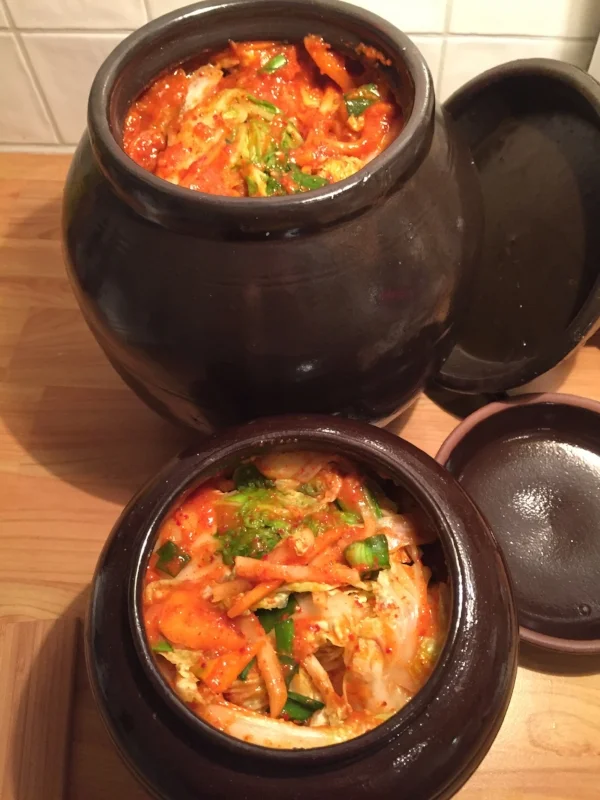 Mine to koreanske onggi - kimchikrukker - fylt til randen av kimchi med masse gochugaru chili. Til å bli glad av. Helt forståelig at koreanerne MÅ ha sin kimchi til alle måltider. De er jo også blant folk i verden som har best helse og lever lengst.