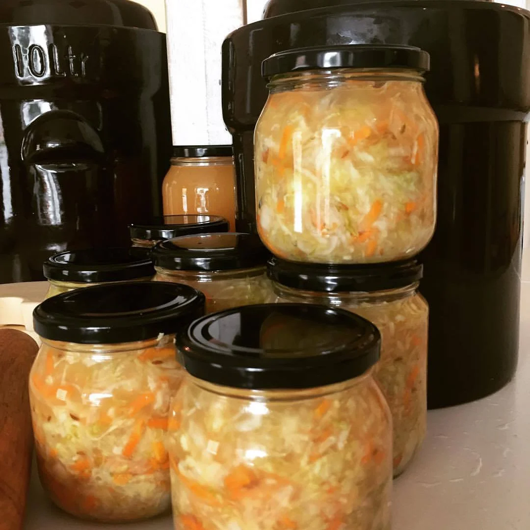 Stor porsjon surkål laget i 10 liters fermenteringskrukker er fylt over på glass. Praktisk 5 liters krukke finnes i nettbutikken HER