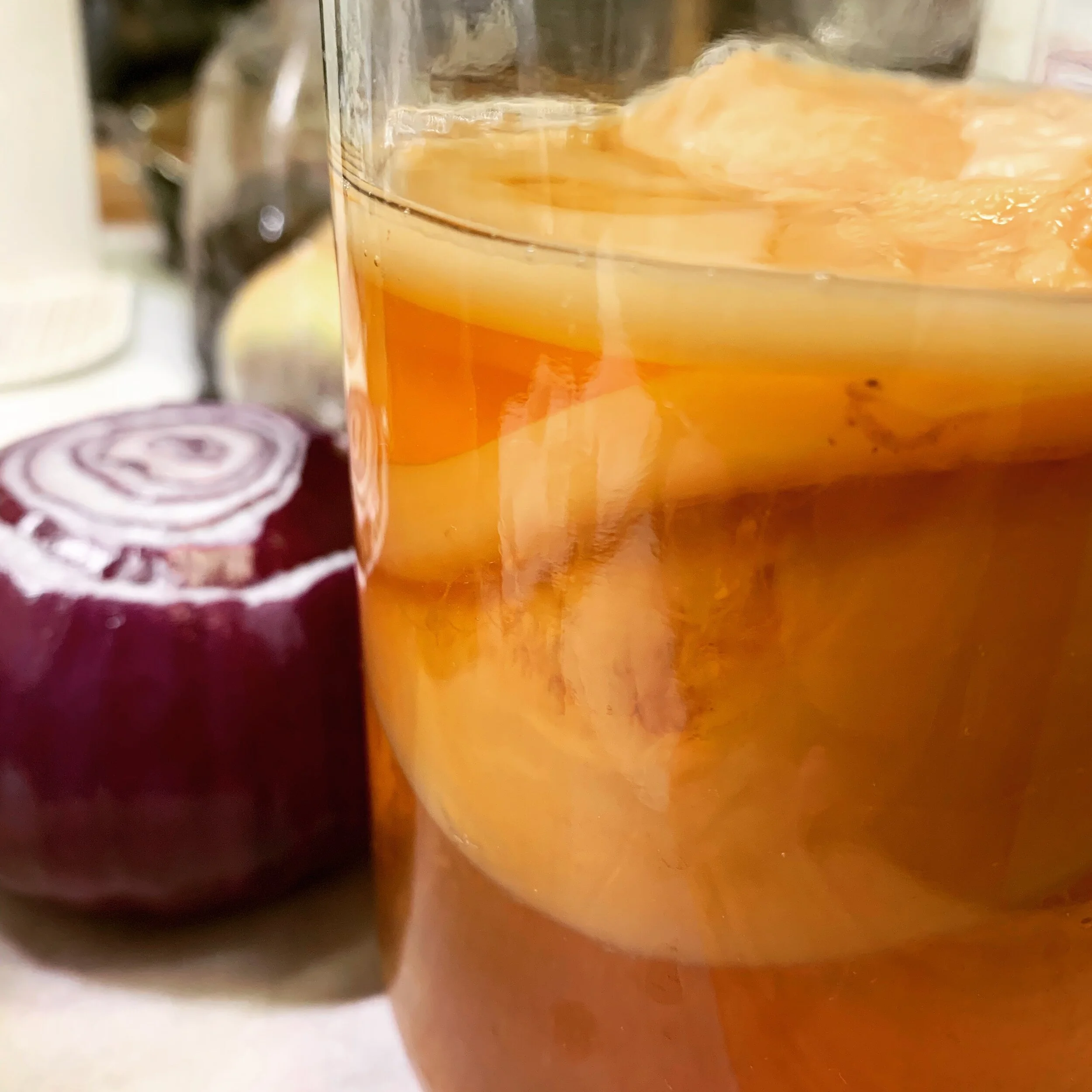 Kombucha jeg har hatt stående lenge. Den er blitt syrlig, nesten som eddik. At den også har en anelse sødme, gjør at den vil egne seg godt som lake i sursildglasset. Dette er tilstrekkelig for mine egne smaksløker, og jeg tilsetter overhodet ikke su…