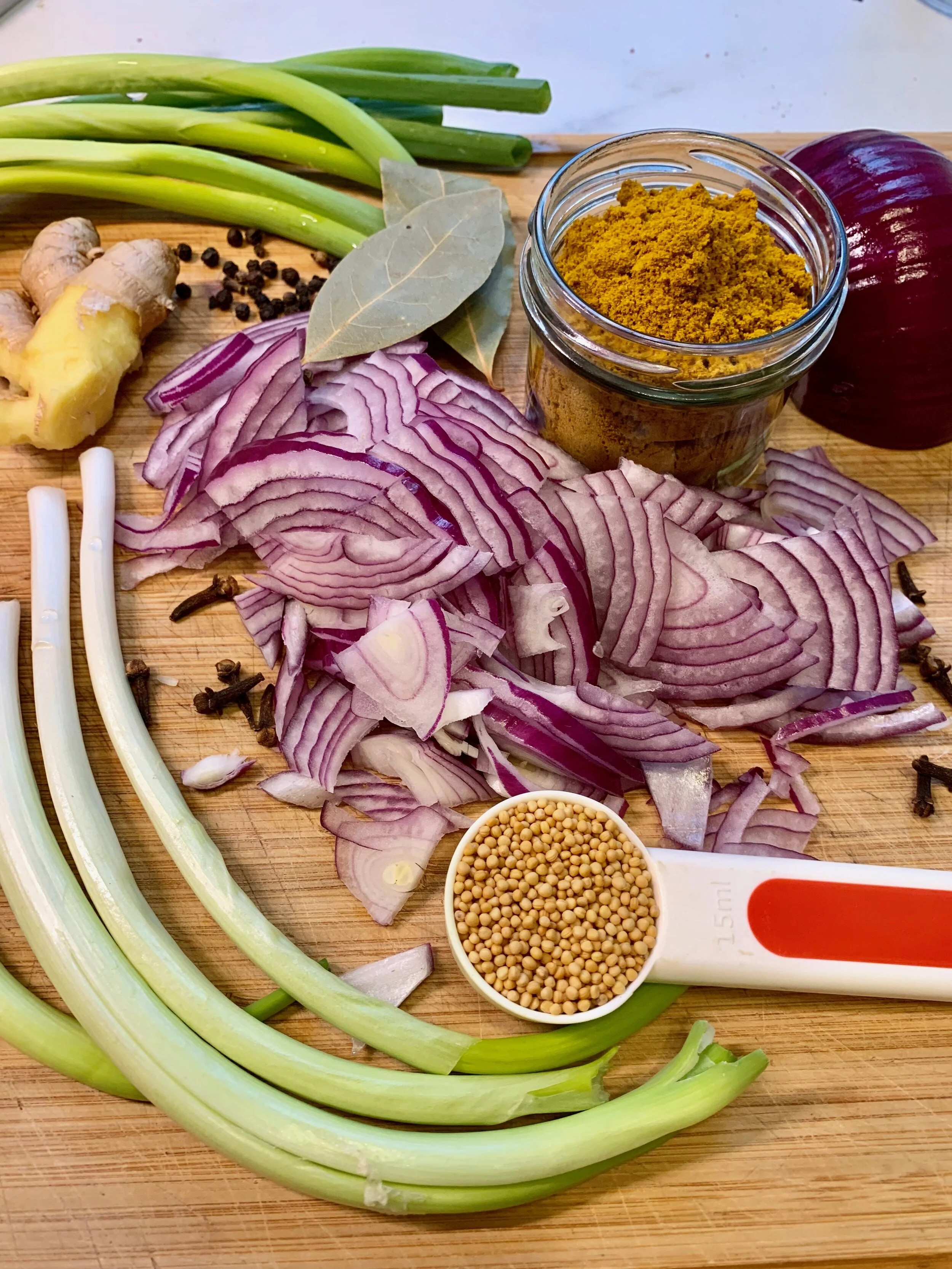 Karri, som du ser i det lille glasset på bildet, finnes i nettbutikken (klikk HER). Den er av topp kvalitet, økologisk og fantastisk på smak, og jeg bruker den selv i mange slags retter.