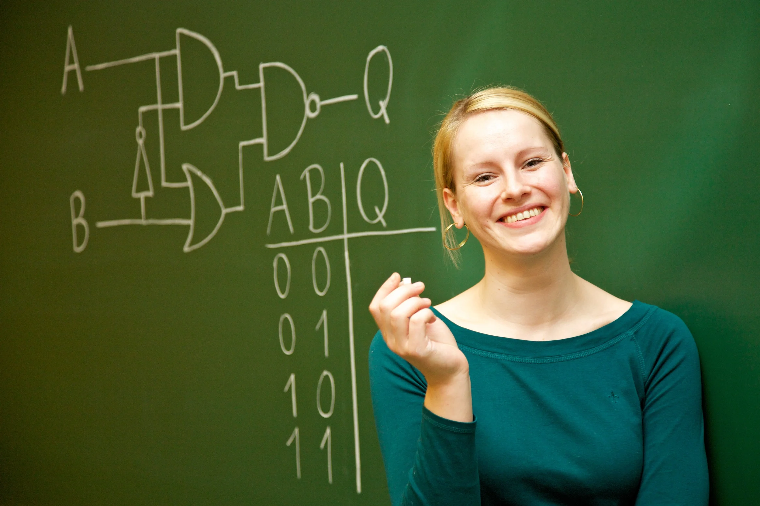 Melanie Schranz pursued her bachelor, master, and doctoral degrees in Klagenfurt. She is now innovation manager in a company in the Lakeside Park.