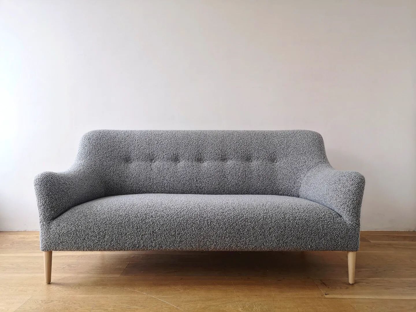 Carlton Sofa in Bute Storr fabric. Made to order 

#sofamanufacturer
#madeinleith
#madeinscotland
#upholsteryedinburgh
#upholsterersofinstagram
#butefabrics