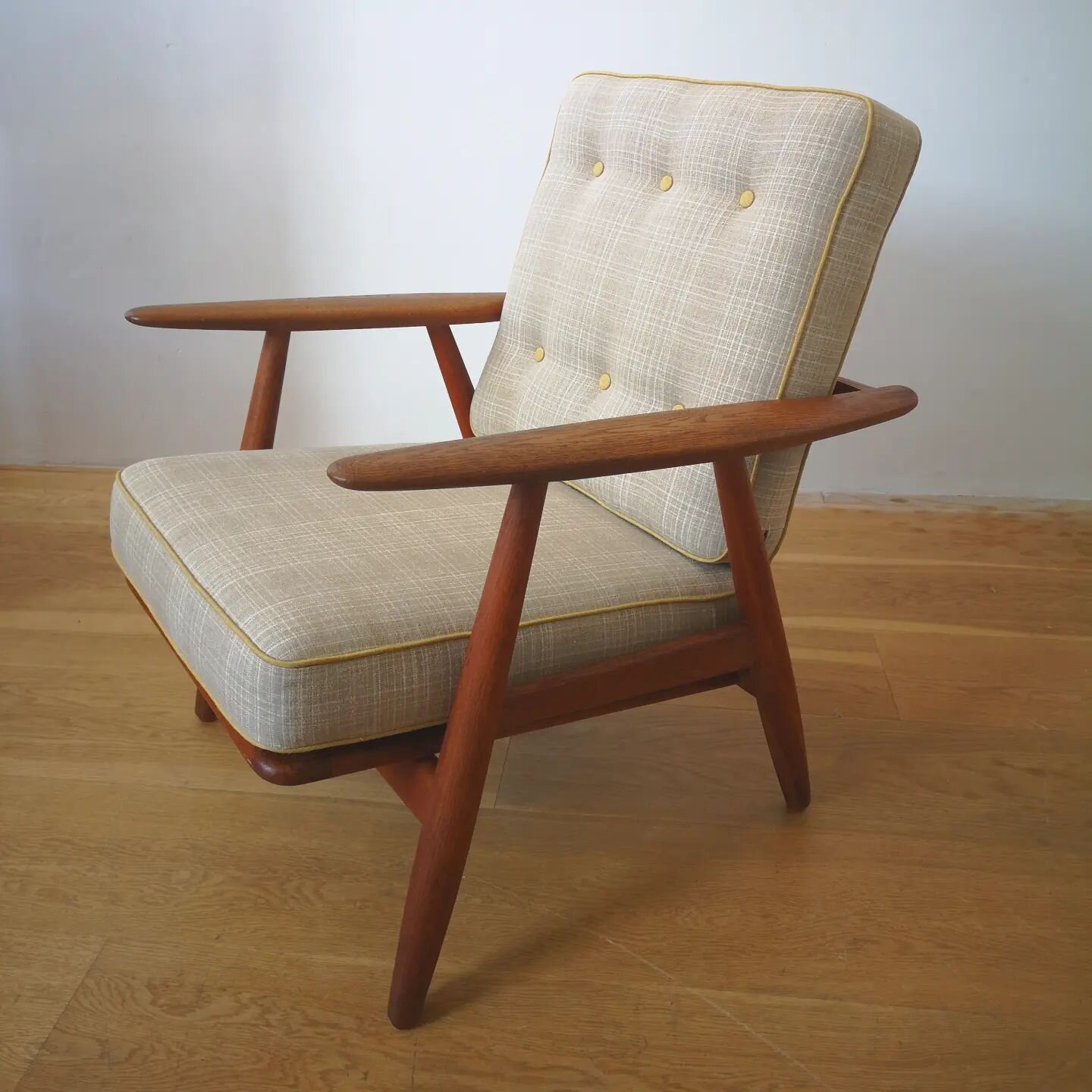 Hans Wegner Cigar chair.
New cushions,upholstered in linen.

#HansWegner
#Getama
#Danishmidcentury
#Danishmcm
#upholsterersofinstagram
#upholsteryedinburgh
#HansWegnercigarchair