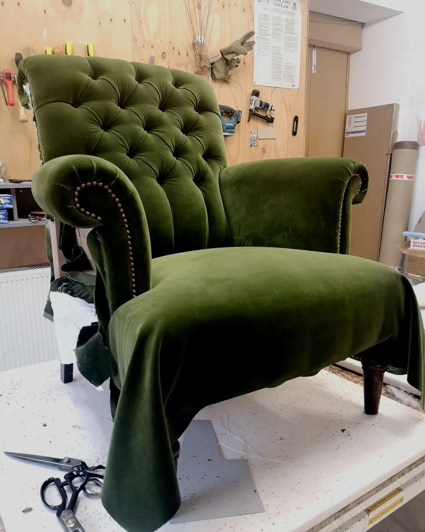 On the bench and made to order, the Be Seated Barony Armchair being upholstered in @designersguild Varese Velvet

#upholsterymanufacture
#scottishfurnituremakers
#upholsterersofinstagram
#upholsteryedinburgh