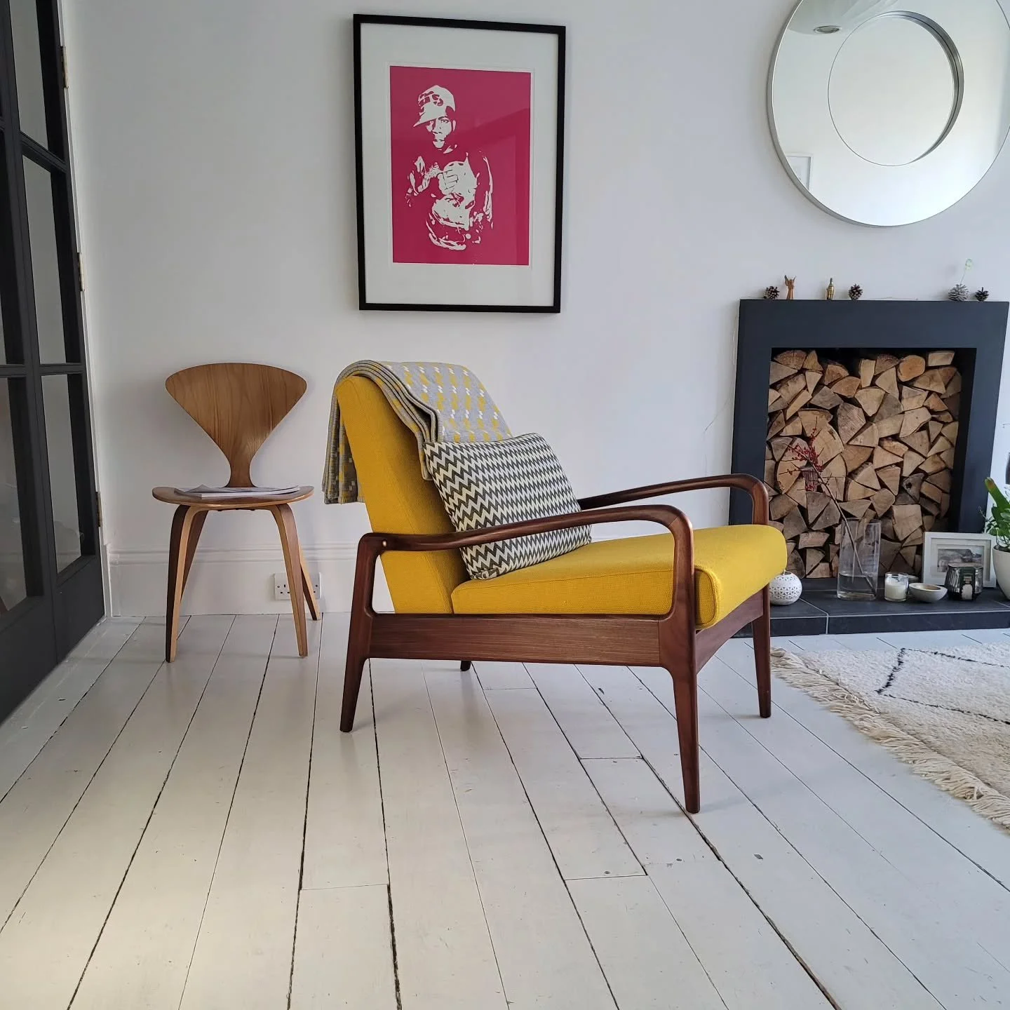 Sometimes you just have to take your work home with you.....

#britishmidcentury 
#vintageupholstery 
#upholsterersofinstagram 
#Greaves&amp;Thomas
#kvadrattextiles