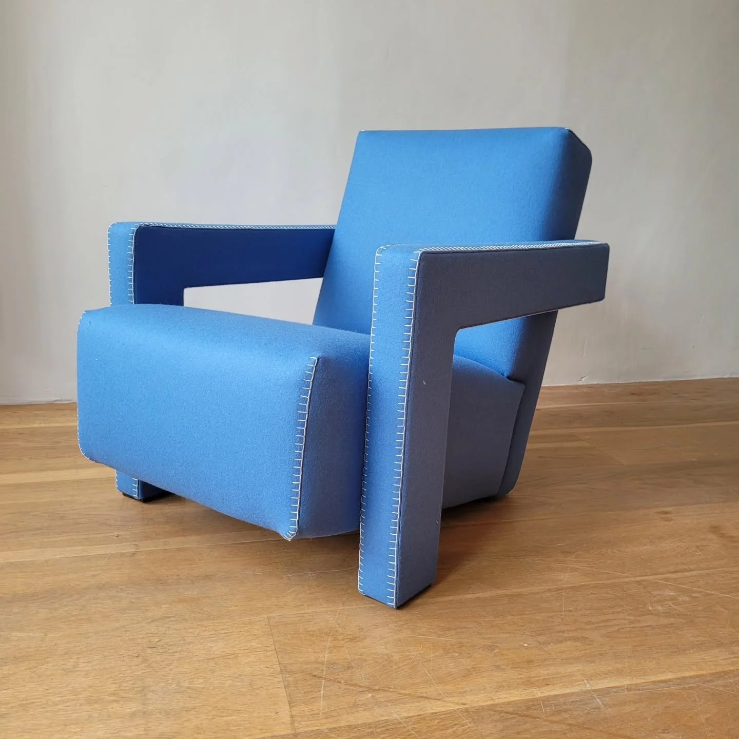 Utrect chair by Gerrit Rietveld for Cassina.
Many thanks to @mairibstitching for the incredible blanket stitch detail,without whom this project would'nt have been possible.

#utrectchair
#cassina
#upholsterersofinstagram 
#upholsteryedinburgh
#beseat
