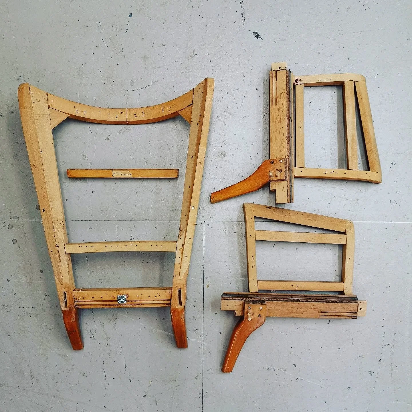 Howard Keith Wing Chair frame.

#britishmcm
#midcenturymodern
#britishmidcenturydesign
#HowardKeith
#hkdesigns
#upholsterersofinstagram
#upholsteryedinburgh