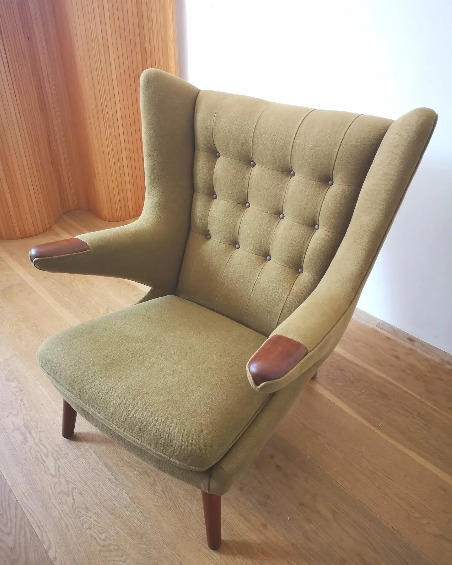 1950's 'Papa Bear' Armchair designed by Hans Wegner, produced by AP Stolen.

Fully reupholstered in Irish Linen with leather button detail.

#DanishMCM
#Danishcabinetmaker
#APStolen
#PPMobler
#midcenturyfurniture
#papabearchair
#upholsterersofinstagr