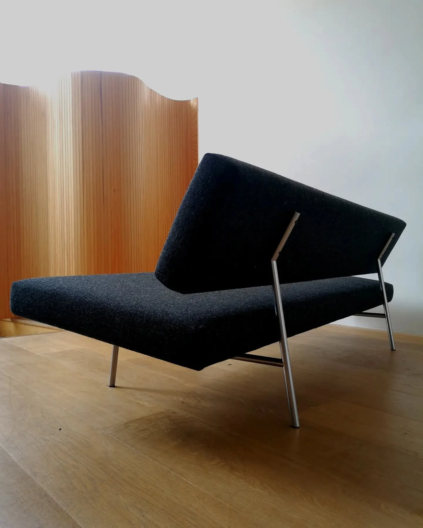 1960's daybed designed by Martin Visser for Spectrum (Netherlands). Features a metal tubular frame. Completely reupholstered in Kvadrat Hallingdal
The sofa can be easily converted into a bed by pulling out the seat.

#martinvisser
#dutchdesign
#mcm
#