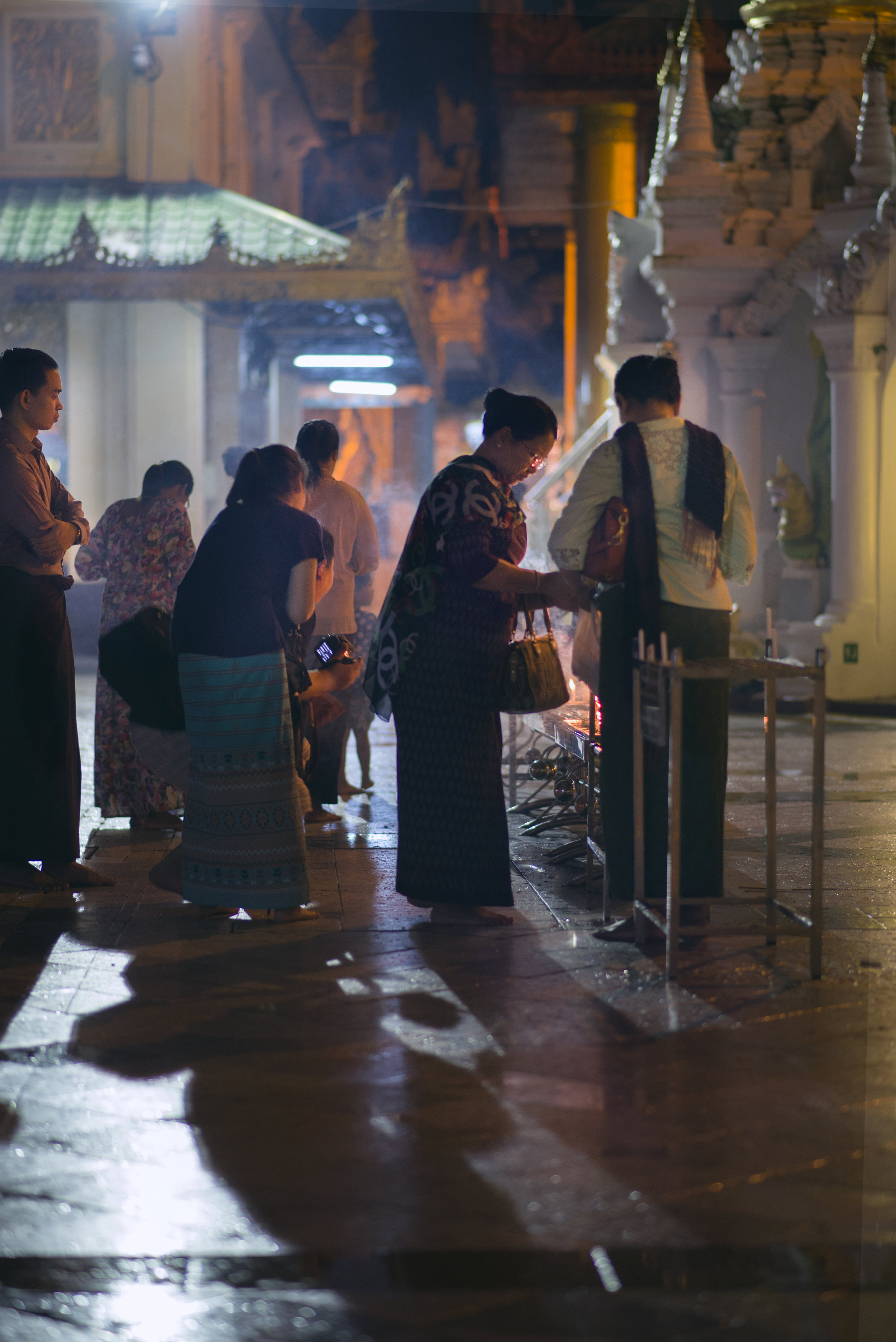 TEMPLE LADY PRAY.jpg