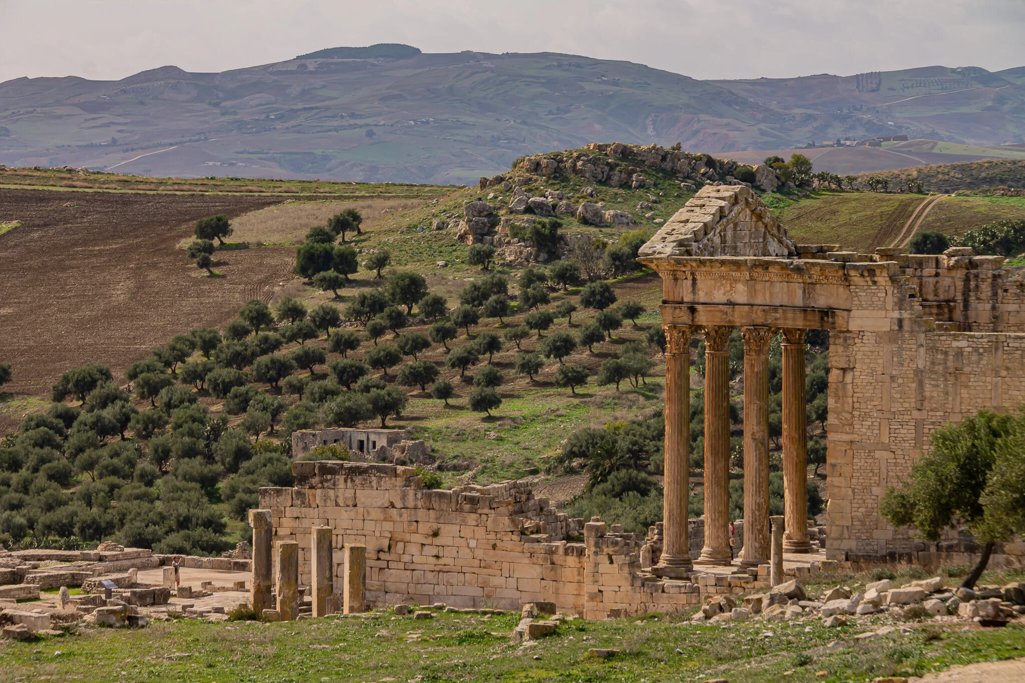  Thugga had existed for more than six centuries and was probably the first capital of the Numidian kingdom. It flourished under Roman rule but declined during the Byzantine and Islamic periods. The impressive ruins which are visible today give an ide
