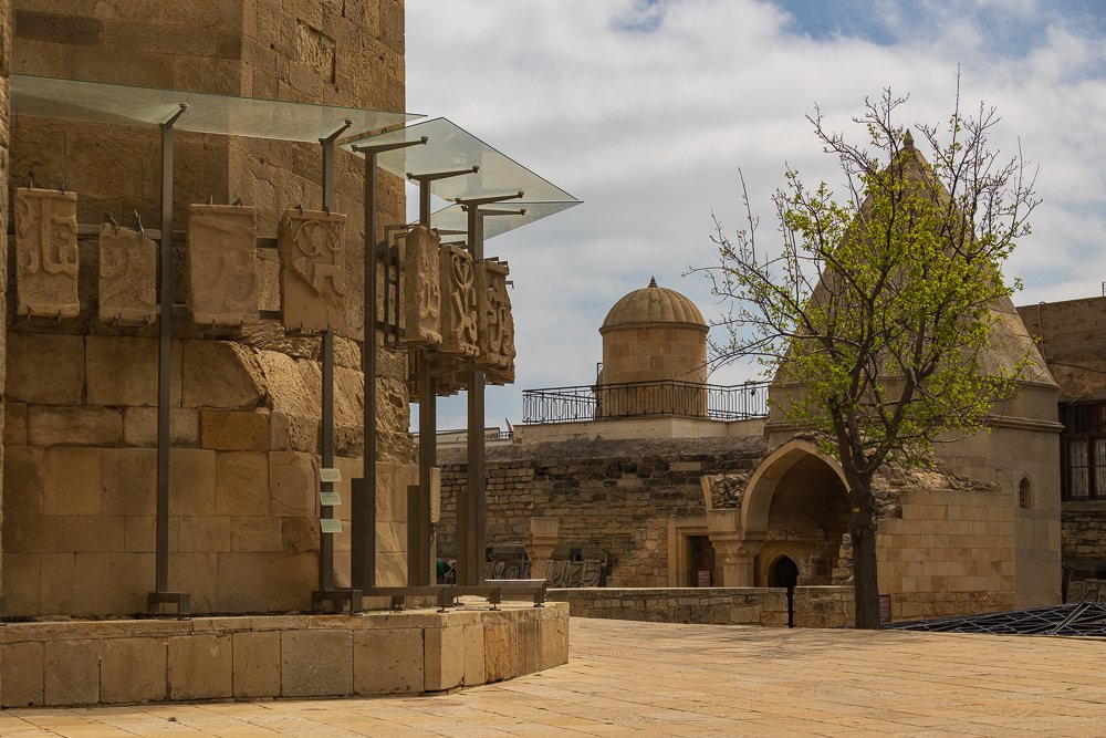  The buildings of the complex are located in three courtyards that are on different levels, 5.6 metres above one another. 