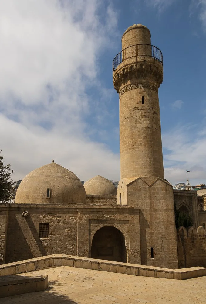  The Shah Mosque is in the lower courtyard, alongside the mausoleum. The mosque is 22 metres high. 