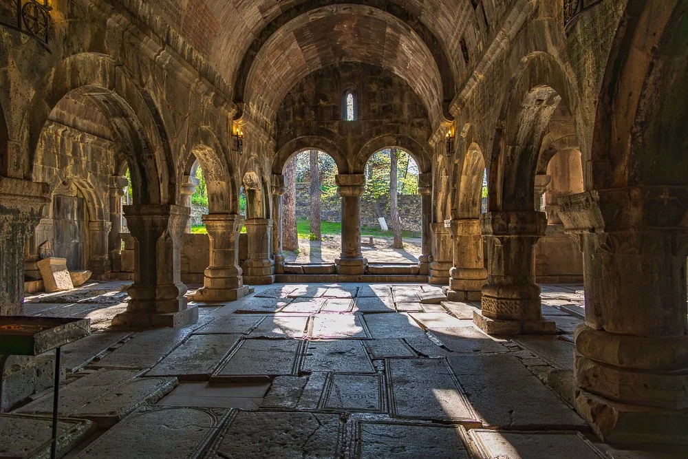  The Sanahin complex consists of sacred and civil structures built in different periods. It includes churches, narthex halls, scriptoria (libraries), and mausoleums. 