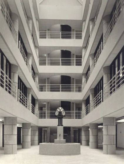 historical photo of the atrium inside the 1980 surgical hospital (photo credit: kek.org.hu )