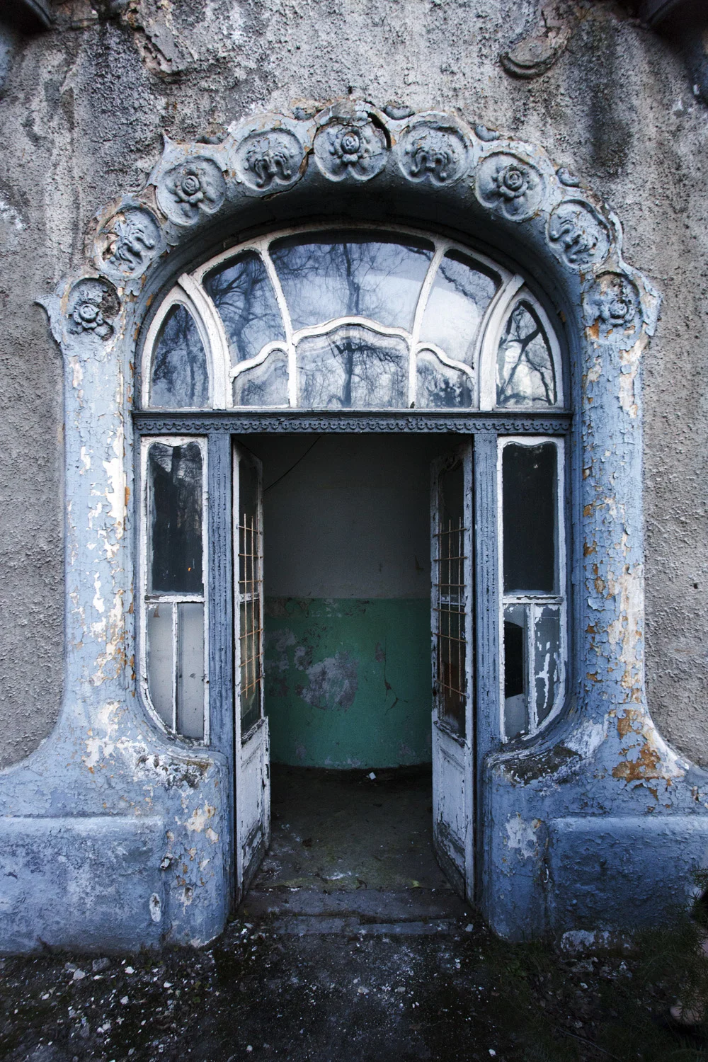 entrance to the chapel, built circa 1903 (photo credit: fovarosi.blog.hu )