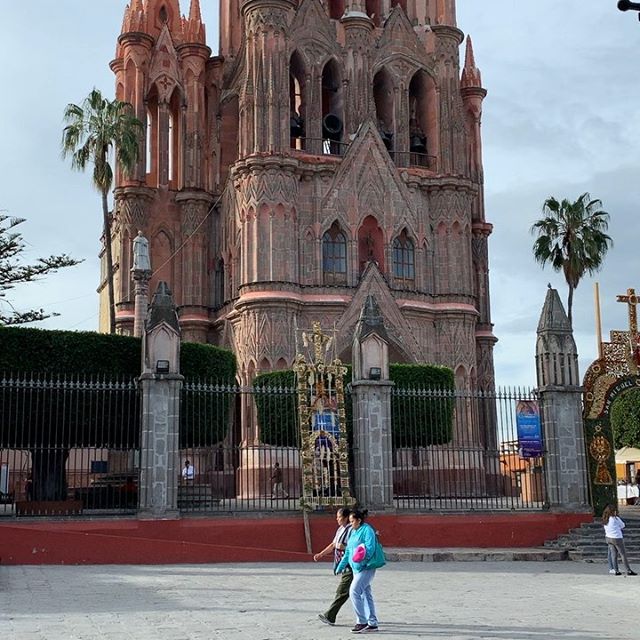 A lovely morning in San Miguel de Allende’s car-free centro with a latte and my favorite sidekick. Who can resist clean air, people watching, and sounds of kids playing? Not me! Cheers to #carfree #carfreelife #sanmigueldeallende #mexico #unesco
