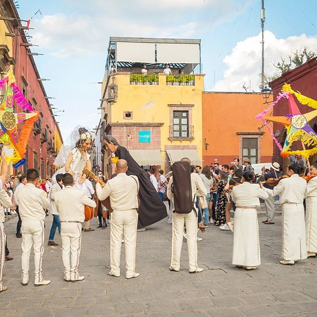 What makes San Miguel de Allende’s car-fee centro so special? People! Read and see more on the blog at http://www.myradiantcity.com/blog/2019/10/12/the-beauty-of-lively-streets #sanmigueldeallende #mexico #urbanplanning #carfree #unesco