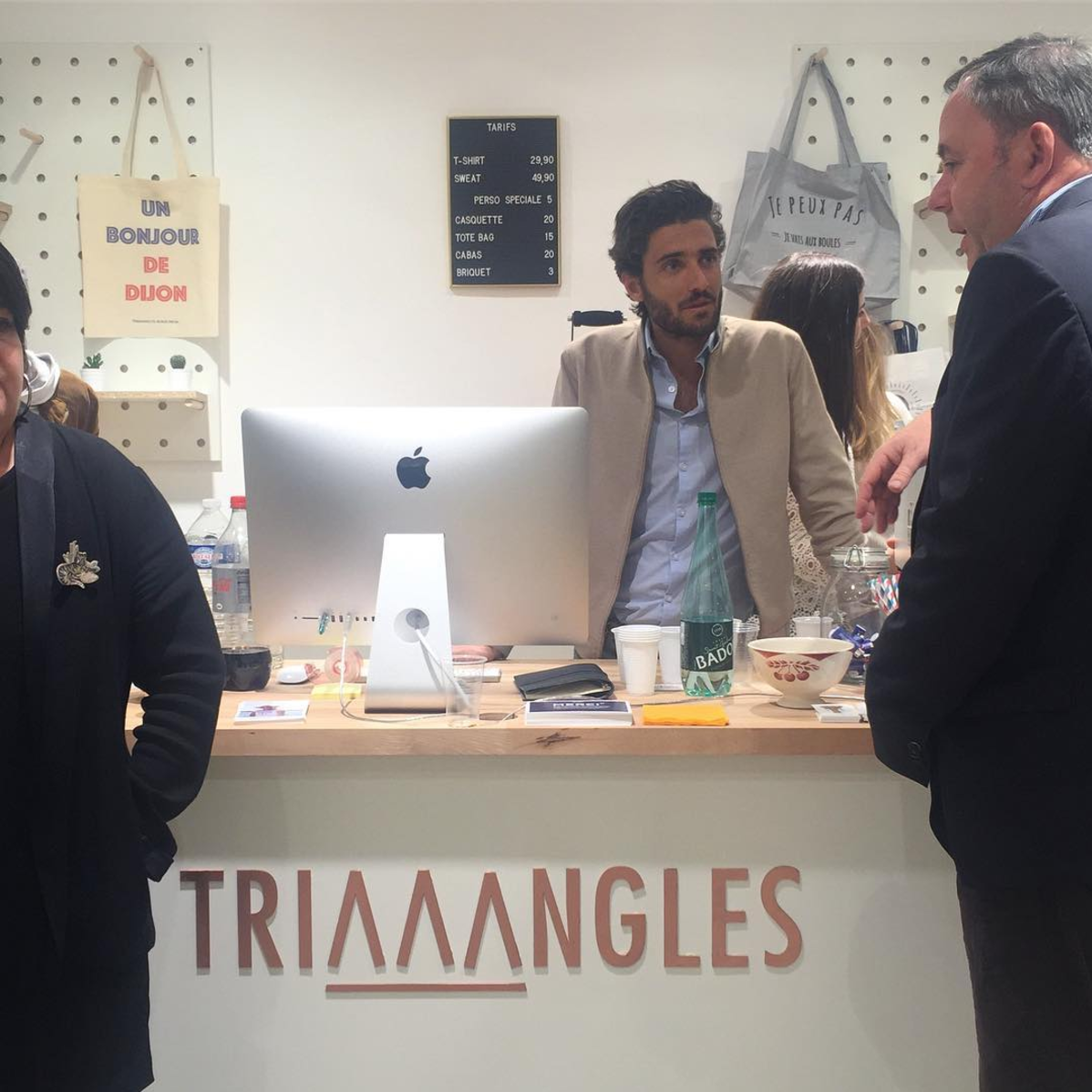 Julien Cardillo, fondateur et PDG chez Triaaangles ® en grande discussion avec M. Groz, papa de Célestin qui lance sa boutique à Dijon.