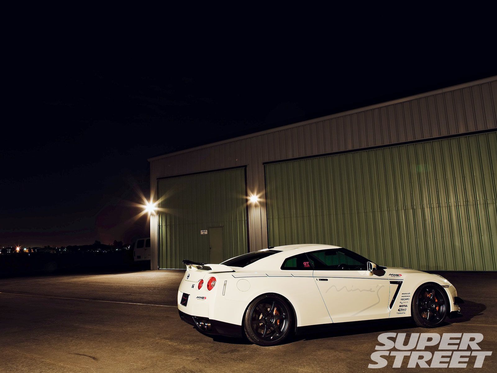 sstp_1002_05_o+2009_nissan_gt_r_r35+side_view.jpg