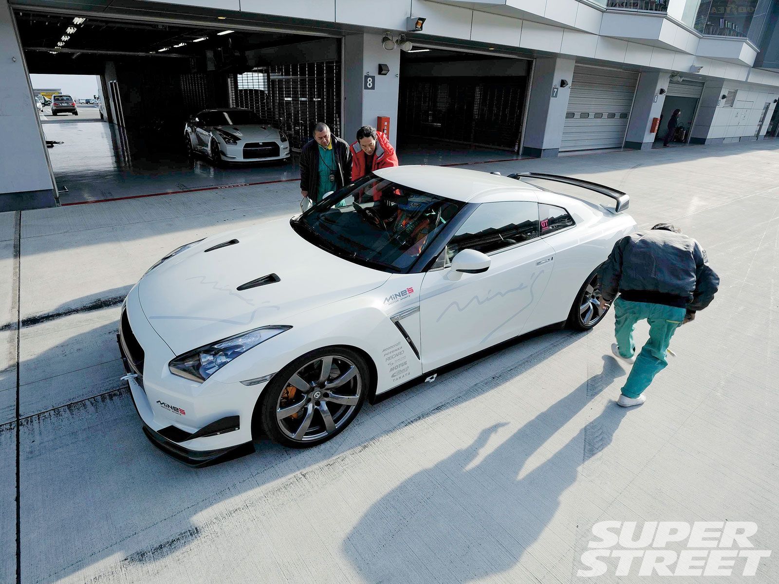 sstp_1002_11_o+2009_nissan_gt_r_r35+pit_crew.jpg