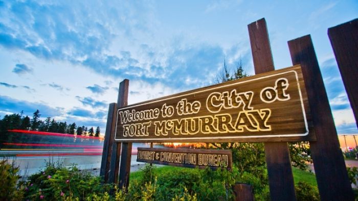 A sign welcoming visitors to Fort McMurray.