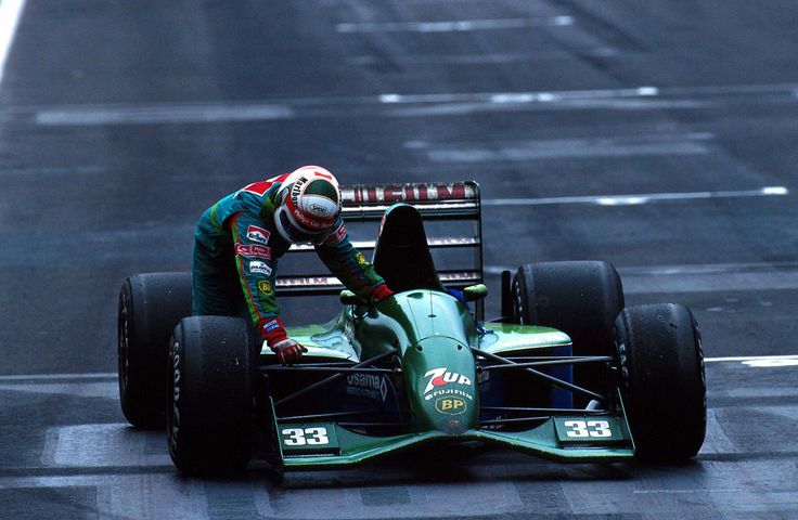 Andrea de Cesaris pushing his car to the finish, Mexico 1991.