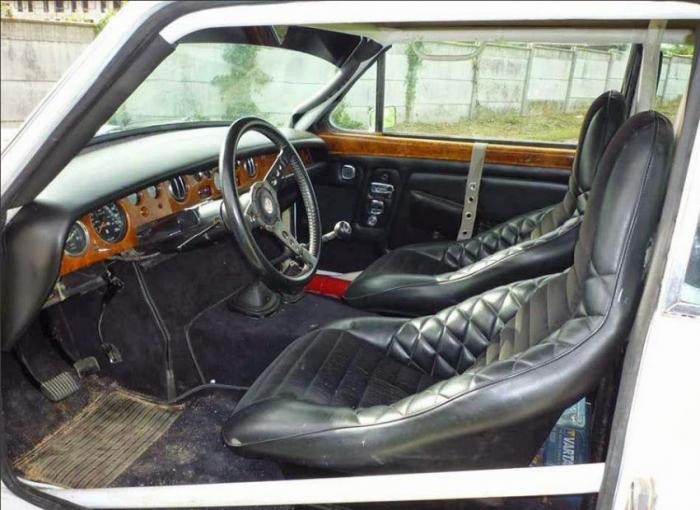 The Rolls retained its lavish wood and leather dashboard.
