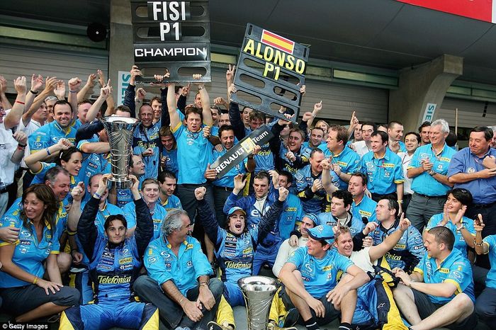 The Renault team celebrating their constructor championship at Shanghai