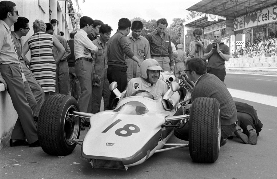 Jo Schlesser smiling in the pits, Rouen 1968.