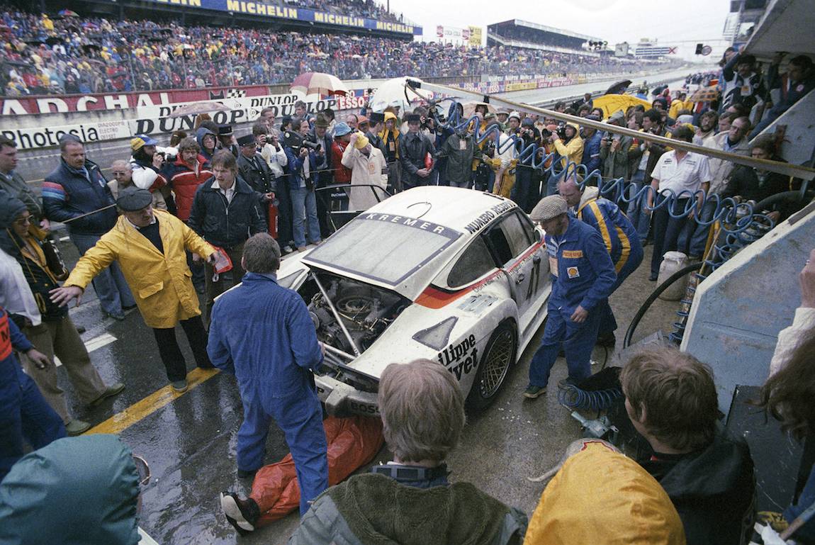 Emergency repairs in the Kremer pits.