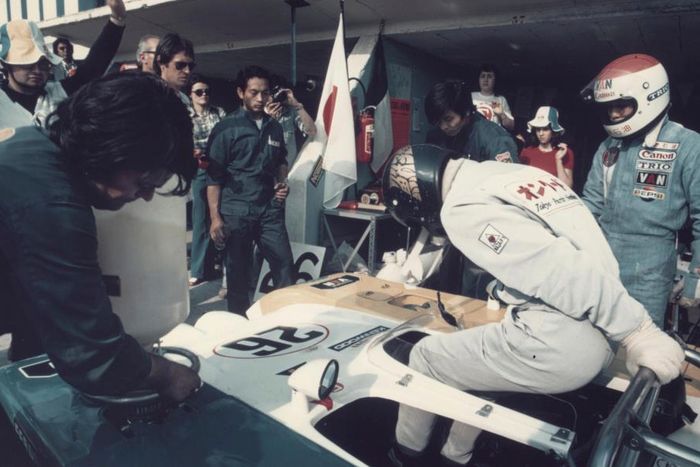 Hiroshi Fushida handing over the MC73 to Tetsu Ikuzawa.