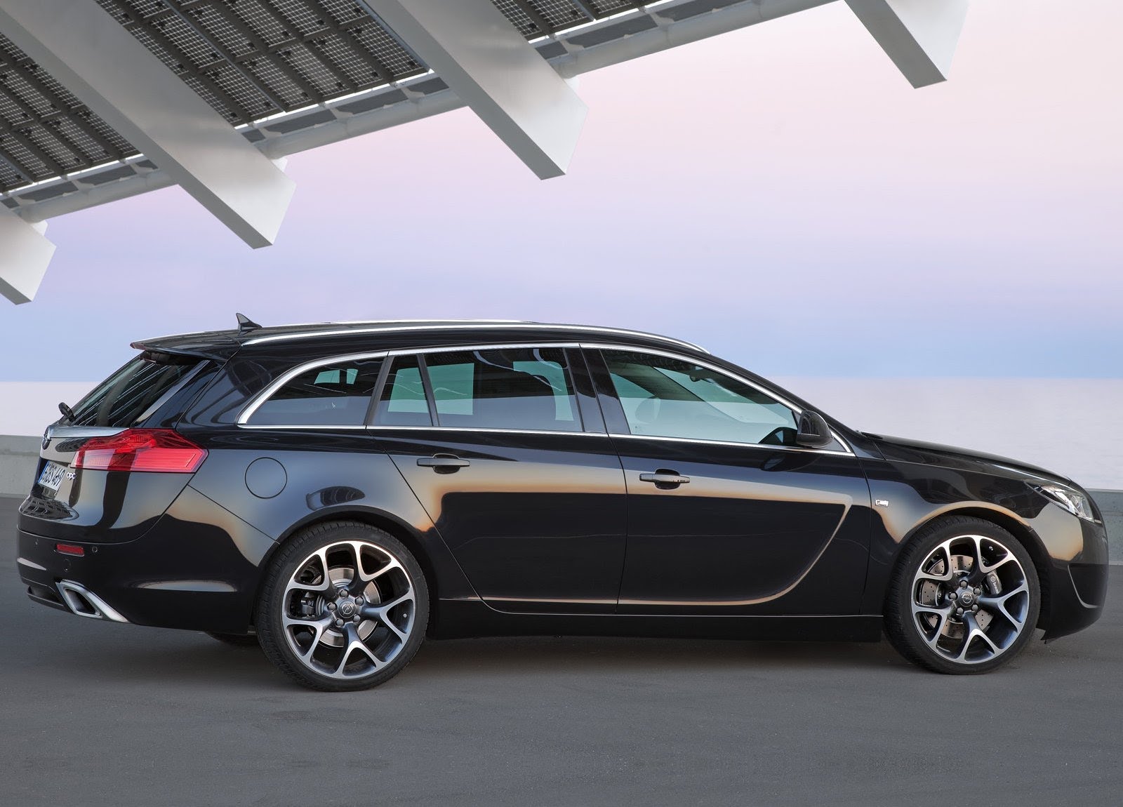 Now, if Buick would have pulled out all the stops and sold the V6-engined, all-wheel drive Opel Insignia OPC, they might have had a few more fans than they did when they gave us a 4-cylinder, front-wheel drive Regal GS.