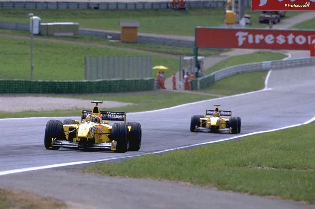 Frentzen and Hill running down the straight at the 1999 Austrian Grand Prix