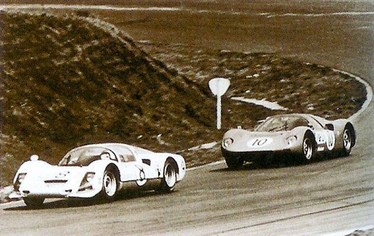 Kunimitsu Takahashi (10) chasing Tetsu Ikuzawa (8) for the lead.