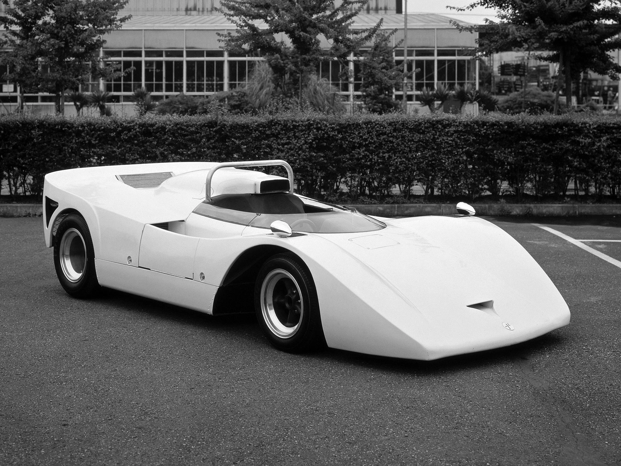 The offset intake threatened to rip your left eardrum out through your helmet.